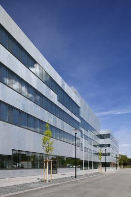 Blick entlang der Westfassade