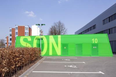 freistehender Bau zur Lagerung von Gasen und Lösungsmitteln