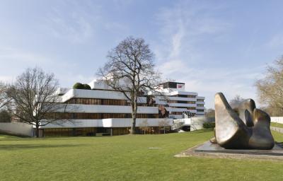 Ansicht von Südosten mit Skulptur Wirbel von Henry Moore