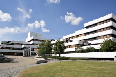 Blick auf den Vorplatz der WestLB im Osten
