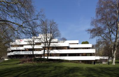 Blick vom umgebenden Park zum Gebäude