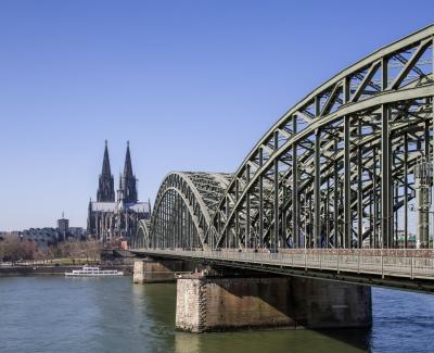Blick auf die Brücke und den Kölner Dom