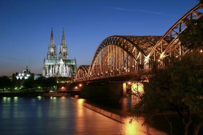 Hohenzollernbrücke in Köln bei Nacht