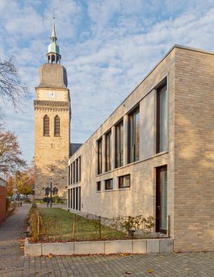 Fassade im Süden mit Blick auf den Kirchturm von St. Amandus