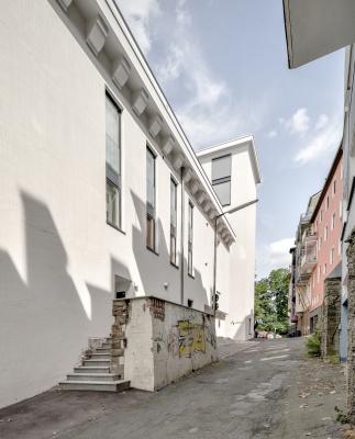 Ansicht aus der Siegbergstraße mit Überresten des alten Haupteingangs (Trümmerschutz)