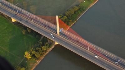 Blick von oben auf den östlichen Pylon der Friedrich-Ebert-Brücke