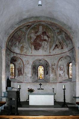 Altarraum mit romanischen Wandmalereien
