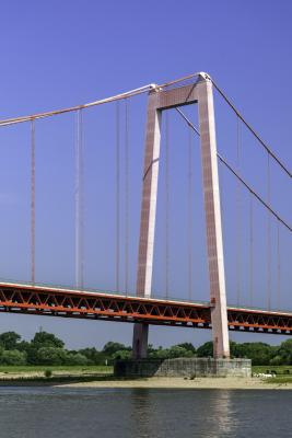 Rheinbrücke Emmerich, Pylon