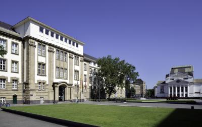 Blick auf das Amts- und Landesgericht mit dem Stadttheater im Hintergrund