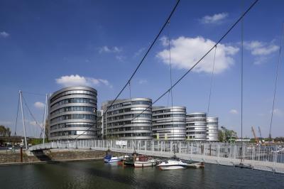 Blick über die Buckelbrücke auf die Bürogebäude Five Boats