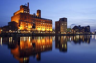 Innenhafen bei Nacht mit Blick auf die Küppersmühle