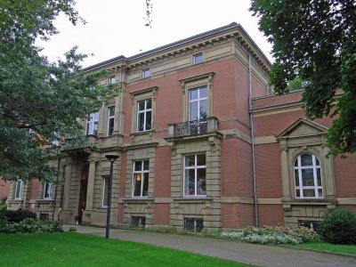 Blick auf die Fassade mit Eingangsbereich