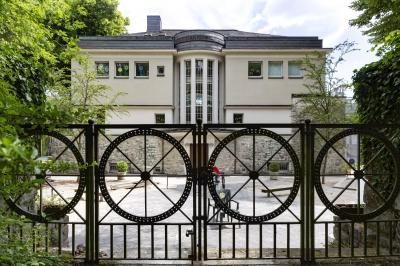 Westansicht mit Eingangstor