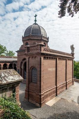 Mausoleum, Außenperspektive, geschlossene Seitenwände