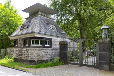 Zufahrt mit Torhaus