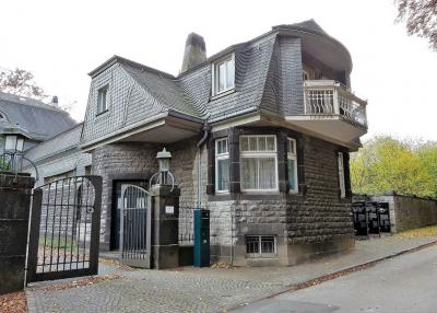 Toreinfahrt mit Gärtnerhaus