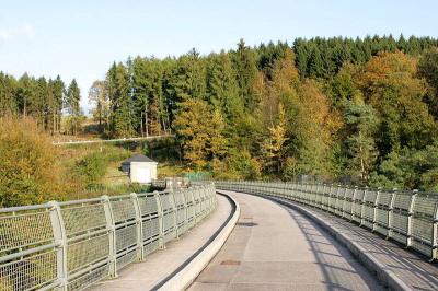 Fahrbahn der Talsperre