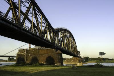 Haus-Knipp-Eisenbahnbrücke in Duisburg