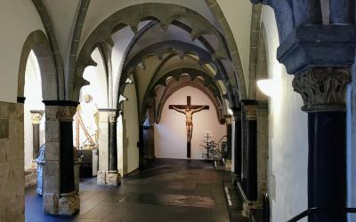 kreuzrippengewölbte Vorhalle mit ausgezackten Gurtbögen, St. Aposteln Köln