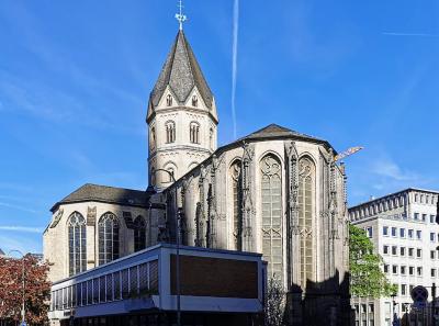 Blick auf den gotischen Langchor von St. Andreas in Köln