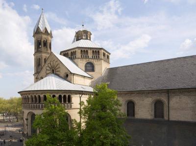 Blick von Norden auf Chor und Vierungsturm von St. Aposteln