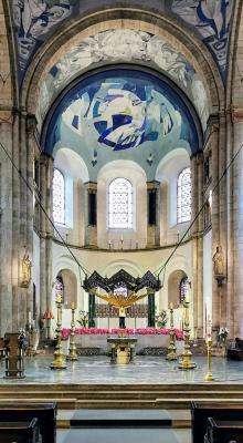 Innenansicht Chor mit Altar