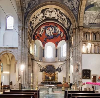 Blick auf Vierung mit Altar und Dreikonchenchor