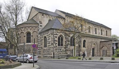 St. Cäcilien Straßenansicht mit Ostchor