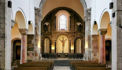 Blick ins Kirchenschiff von St. Georg Richtung Westen