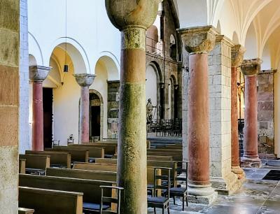 Säulen im Kirchenraum