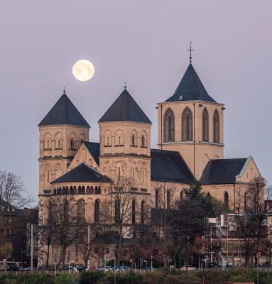 St. Kunibert in der Dämmerung, Nordostansicht