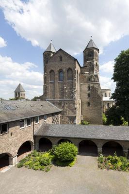 Blick von Westen auf Kreuzgang und Westfassade