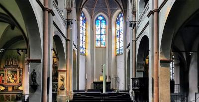 Blick zum erhöhten Chor von St. Maria Lyskirchen Köln