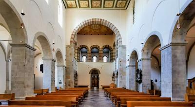 Innenansicht St. Pantaleon mit Blick nach Westen