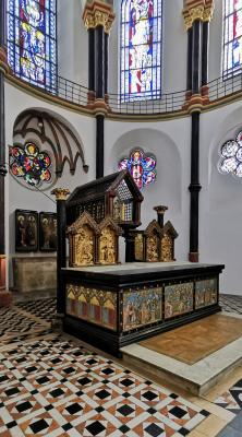 Blick auf den Severinsschrein im Chor