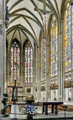Blick auf die Glasfenster im Chor von St. Ursula