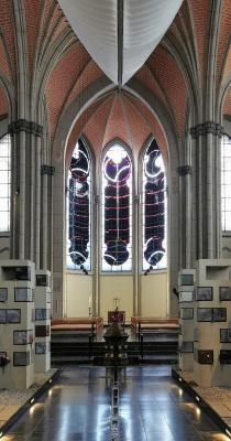 Blick zum Chor mit Wasserlauf und historischem Taufstein