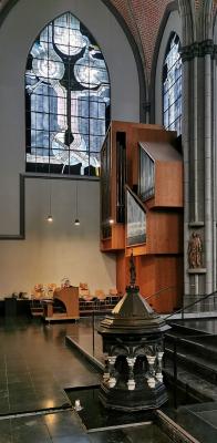 Taufstein und Orgel