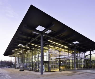 Empfangsgebäude in der Dämmerung