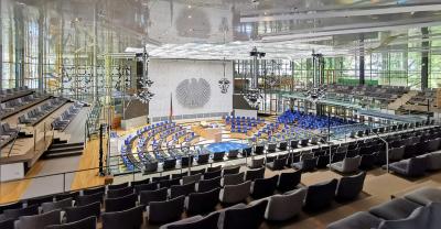 Blick in den Plenarsaal mit Zuschauerrängen