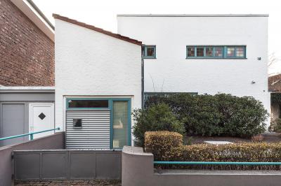 Münster, Max-Winkelmann-Str. 10, Straßenfassade und gewölbte Einfassungsmauer zur Garage