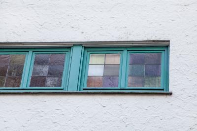Münster, Max-Winkelmann-Str. 10, Detail eines Fensters mit Buntverglasung