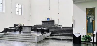 erhöhter Altarbereich in St. Fronleichnam