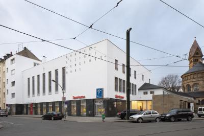 Außenansicht des Gemeindezentrums mit der ev. Kreuzkirche rechts im Hintergrund