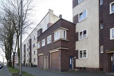 Häuserfassaden mit Klinker und Putz in der Siedlung Hellweg