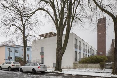 Häuser der Einschonsteinsiedlung mit dem Schornstein des abgerissenen Zentralgebäudes im Hintergrund