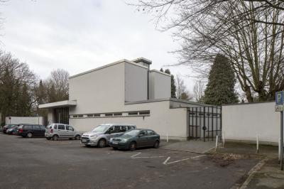 Außenansicht der Trauerhalle am Friedhofseingang