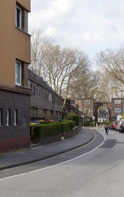 Blick von der Keimesstraße auf den Torbogen