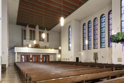 Innenansicht mit Blick zur Orgel 