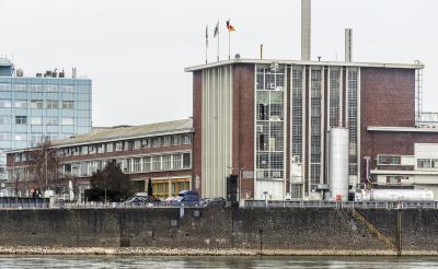 Blick vom Rhein auf die Fordwerke in Köln